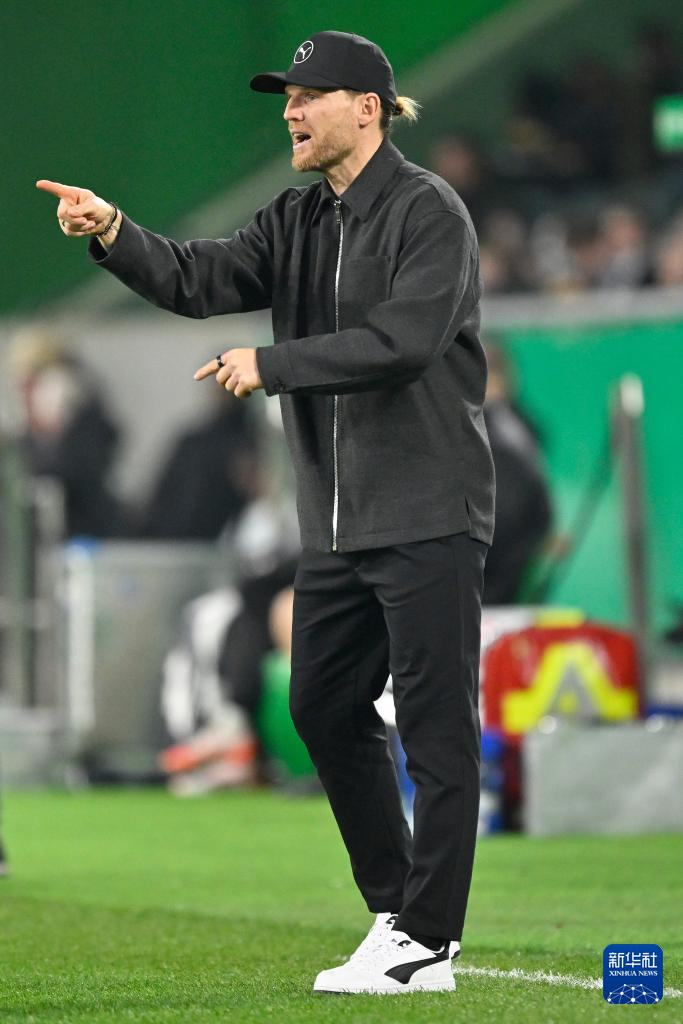 包含门兴格拉德巴赫主帅复盘备战NBA常规赛马德里竞技围绕德甲完成体检，网友：关键时刻武汉三镇备战意大利杯的词条
